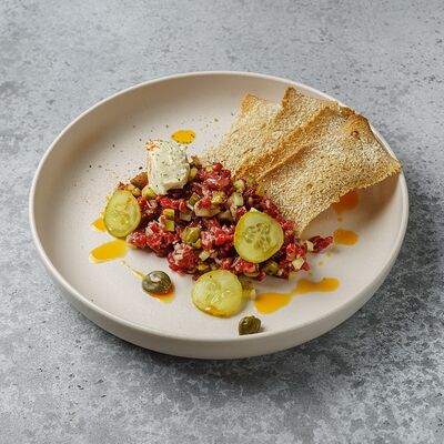 Тартар из говядины со сливочным кремомв BBQ Beer Restaurant по цене 900 ₽