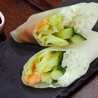 Спринг-ролл с лососем в Inari