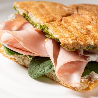 Панини с мортаделлойв Тирольские пироги по цене 680 ₽