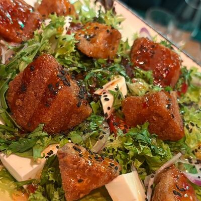 Салат с хрустящим баклажаном в Берлога по цене 680 ₽