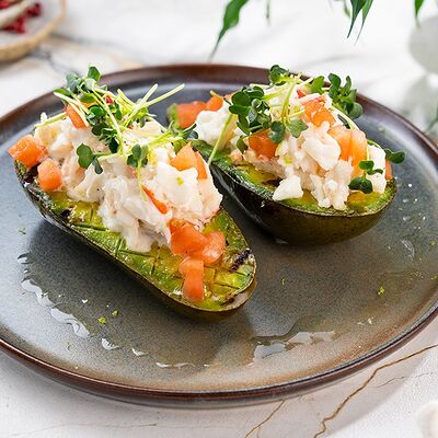 Авокадо на гриле с крабомв Мясо & Рыба по цене 1390 ₽