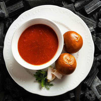 Наваристый борщ с томлёной говядиной в Dodici Grill по цене 970 ₽