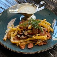 Картофель с подкопченными колбасками, шампиньонами и соусом сметана-укроп в Длинный нос