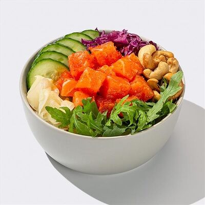 Поке с лососем в тобико в Много лосося по цене 875 ₽