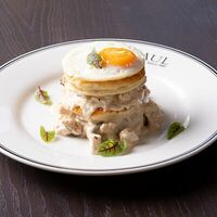 Панкейки с куриным филе и шампиньонами в Paul