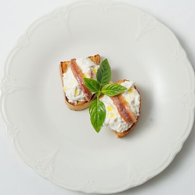 Брускетта со страчателлой и анчоусами в Romeo's restaurant по цене 650 ₽