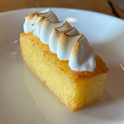 Лимонный кекс с меренгой в ХВОСТ по цене 85 ₽