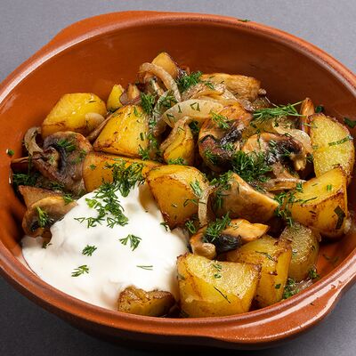 Картофель, жаренный с грибами и сметаной в Белый барашка по цене 396 ₽
