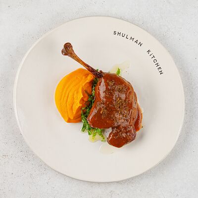 Ножка утки конфи с морковным пюре в Shulman Kitchen по цене 1300 ₽