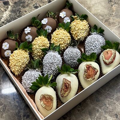 Клубника в шоколаде с посыпками 16 шт. в Allowberry по цене 4900 ₽