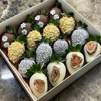 Клубника в шоколаде с посыпками 16 шт. в Allowberry