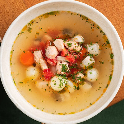 Донская уха на крепком рыбном бульоне с лососем, муксуном и томатами в Булгаков по цене 590 ₽