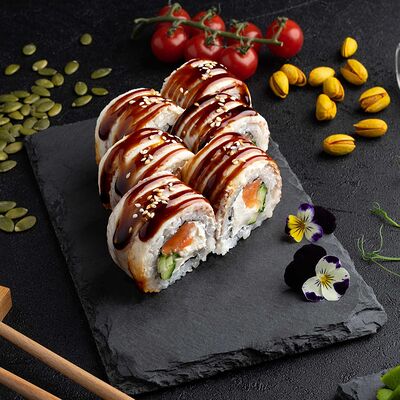 Lux ролл Канада с лососем фирменный Дракон в Веселый Самурай Sushi Premium по цене 1070 ₽