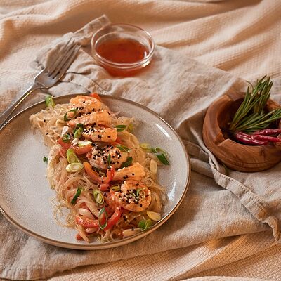 Тигровые креветки с салатом из фунчозы в азиатском стиле в Debaton по цене 720