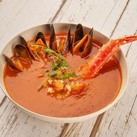 Томатный суп с крабом, мидиями и сыром креметте в Mr. Crabs