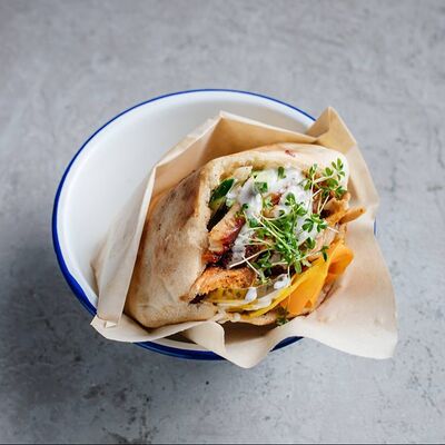 Пита с цыпленкомв Easy Hummus по цене 470 ₽