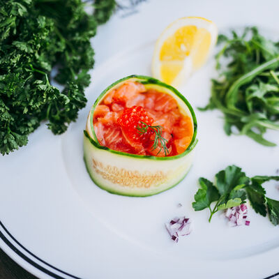 Салат Тар-тар из лосося с авокадо в БАЗА по цене 850 ₽