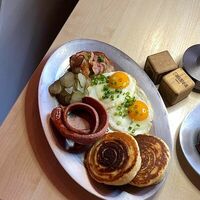 Панкейки с беконом и колбаской в Smazhenka bistro