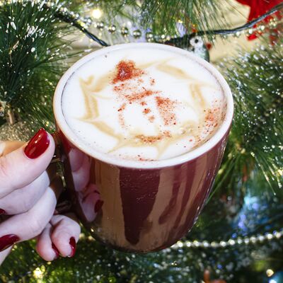 Латте с черной смородиной L в CoffeeFact по цене 429 ₽