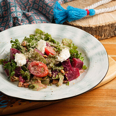 Я-Салат со свеклой с медово горчичным соусом1/250 в Брат Бурят по цене 650 ₽