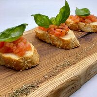 Классическая брускетта с томатами в Ristorante Da Claudio