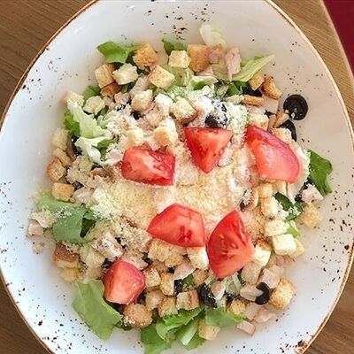Цезарь с копчёной курицей в Итальянский дворик по цене 580 ₽