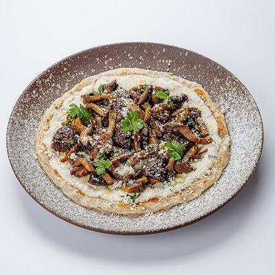 Индийская лепешка роти с миксом грибов, соусом блю-чиз, трюфельным маслом и пармезаном в The Brasserie по цене 610 ₽
