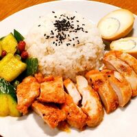 Курица по-орлеански с рисом и салатом из огурцов в SY Китайская кухня