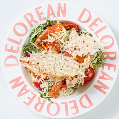 Цезарь с лососем в Delorean по цене 630 ₽