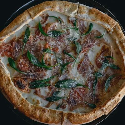 Парма, руккола, моцарелла, томаты, сливочный соус (30х20 см) в Semplice Secondfloor по цене 620 ₽