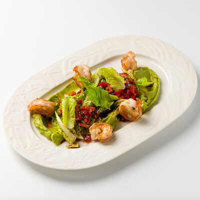 Салат с креветками, авокадо и клубникой в Шале Берёзка по цене 1450 ₽