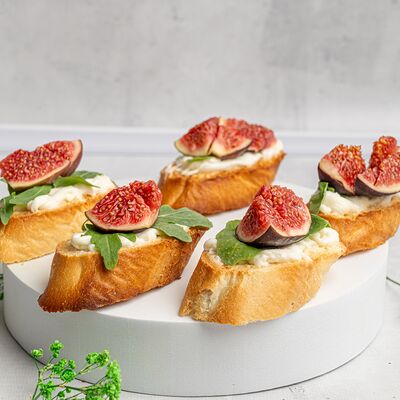 Брускетта со страчателлой, руколой и инжиром в KanapeFest по цене 2960 ₽