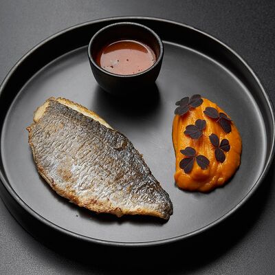 Филе дорадо с пюре из медовой моркови и хариссы в Великий Goodwine по цене 950 ₽