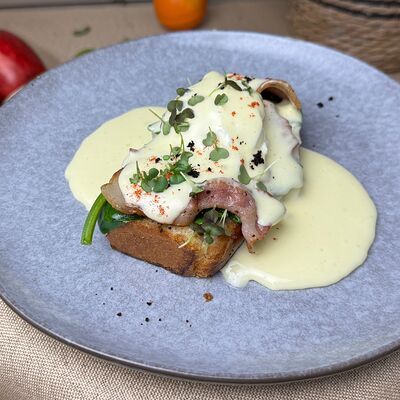 Яйцо Бенедикт со шпинатом и бекономв Pro Вкус по цене 530 ₽