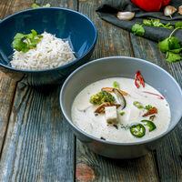 Зелёный карри с овощами в I-tal Corner Вегетарианский стрит-фуд