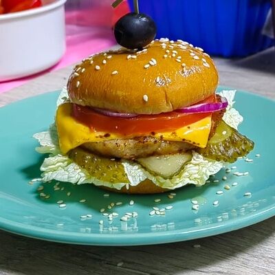 Бургер в У Сватов по цене 200 ₽