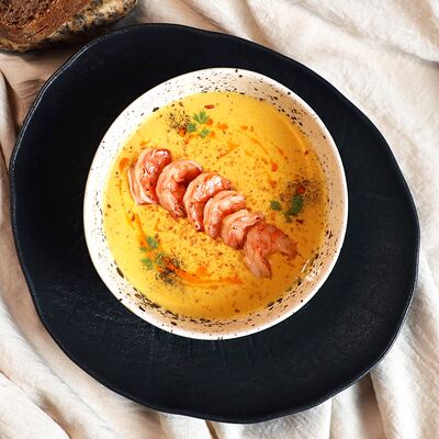 Теплый крем-суп из корнеплодов с креветками в KOKK по цене 830 ₽