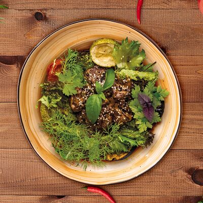 Теплый салат с куриной печенью и овощами в Деда хинкали по цене 860 ₽