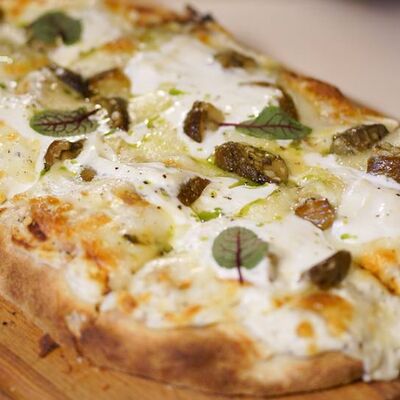 Пицца с белыми грибами, страчателлой и трюфелем на сливках в Pur Pur по цене 1680 ₽