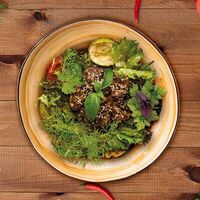 Теплый салат с куриной печенью и овощами в Деда хинкали