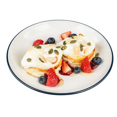 Сырники с кремом, сметанным соусом и свежей ягодой в Ромбаба по цене 545 ₽