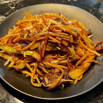 C7Г Жареная лапша с говядиной в Ван шифу по цене 588 ₽