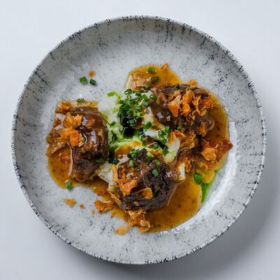 Телячьи щечки с картофельным пюре в Базар по цене 600 ₽