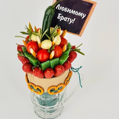 Закуски в кружке с крендельками для любимого брата в Дарите красиво по цене 4400 ₽