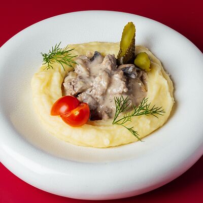 Бефстроганов с картофельным пюре в Гури по цене 1090 ₽