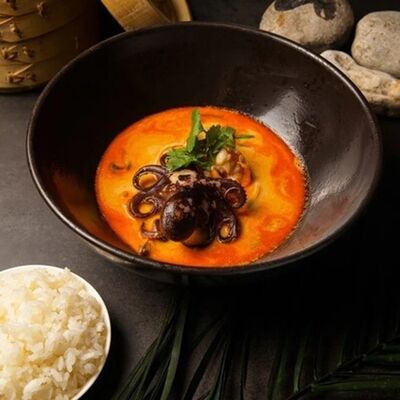 Том ям с морепродуктами с рисом в Эбби Noodles & Sushi Bar по цене 940 ₽