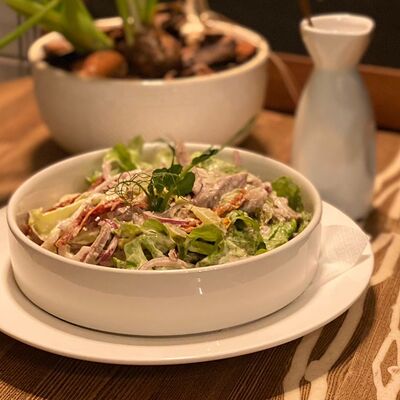 Салат с языком, зеленью и вялеными томатами в Шеф Пушкин по цене 650 ₽