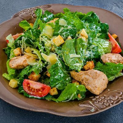 Цезарь с курицей в Чайхона №1 Братьев Васильчуков по цене 500 ₽