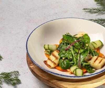 Салат с хурмой и сыром халуми в Чайка по цене 740 ₽