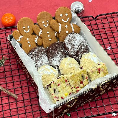Новогодний набор печенья и сладостей (фадж, имбирные пряники, шоколадное и песочное печенье) (размер S) в Cosmo Сakery по цене 1400 ₽